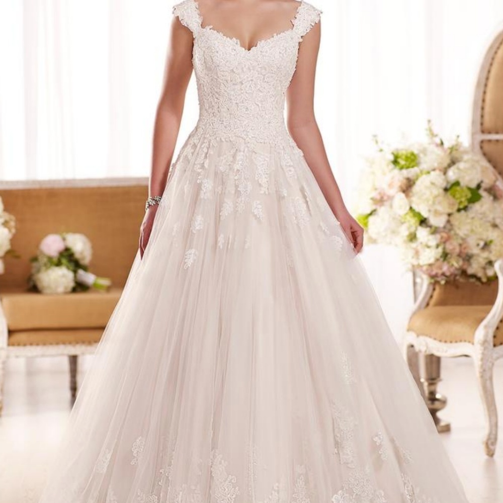 Essense of Australia Bridal Dress l Bel Aire Veil